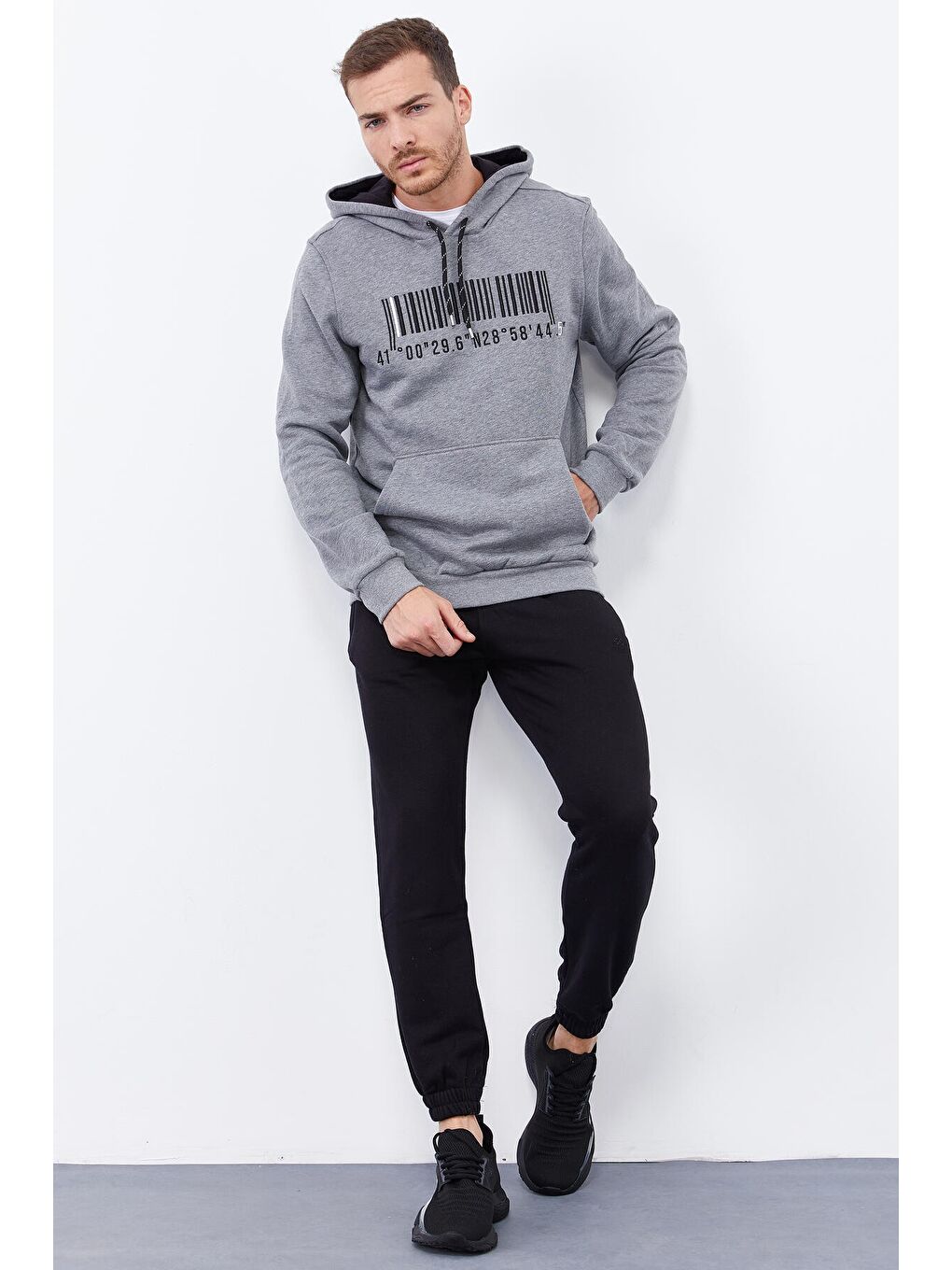 Gri Melanj Nakışlı Kanguru Cep Standart Kalıp Kapüşonlu  Erkek Hoodie - 87839-3
