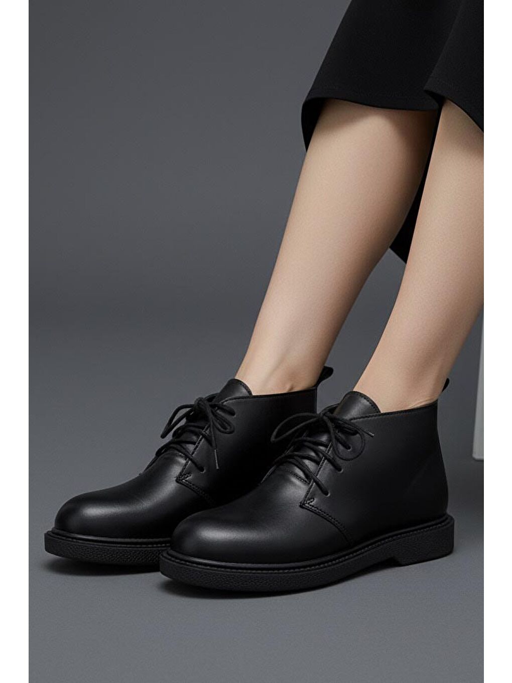 Kadın Siyah Bağcıklı Yarım Cilt Rugan Bot - 27907-SIYAH-2