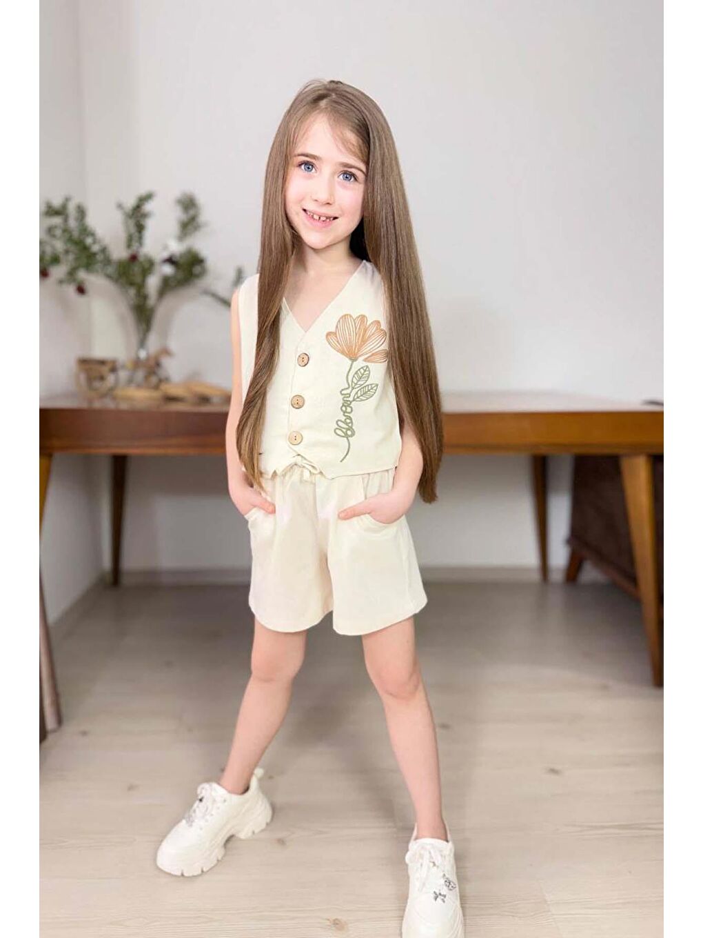Ekru Kız Çocuk Üzerinde Çiçek Nakış İşlemeli Yelek Krem Keten Şortlu Takım