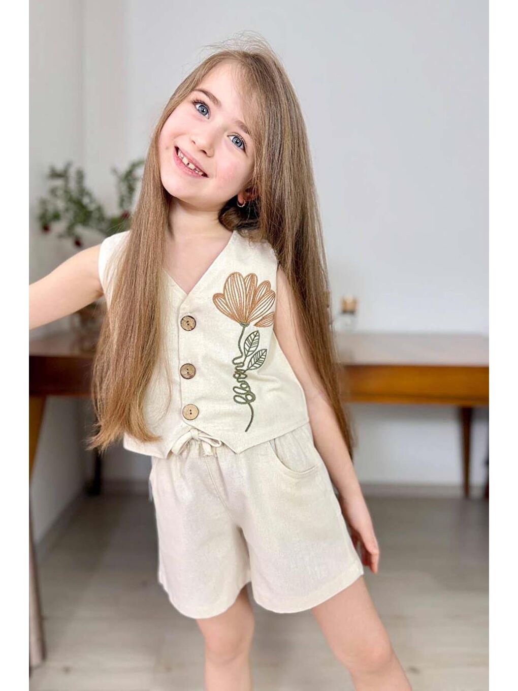 Ekru Kız Çocuk Üzerinde Çiçek Nakış İşlemeli Yelek Krem Keten Şortlu Takım-1