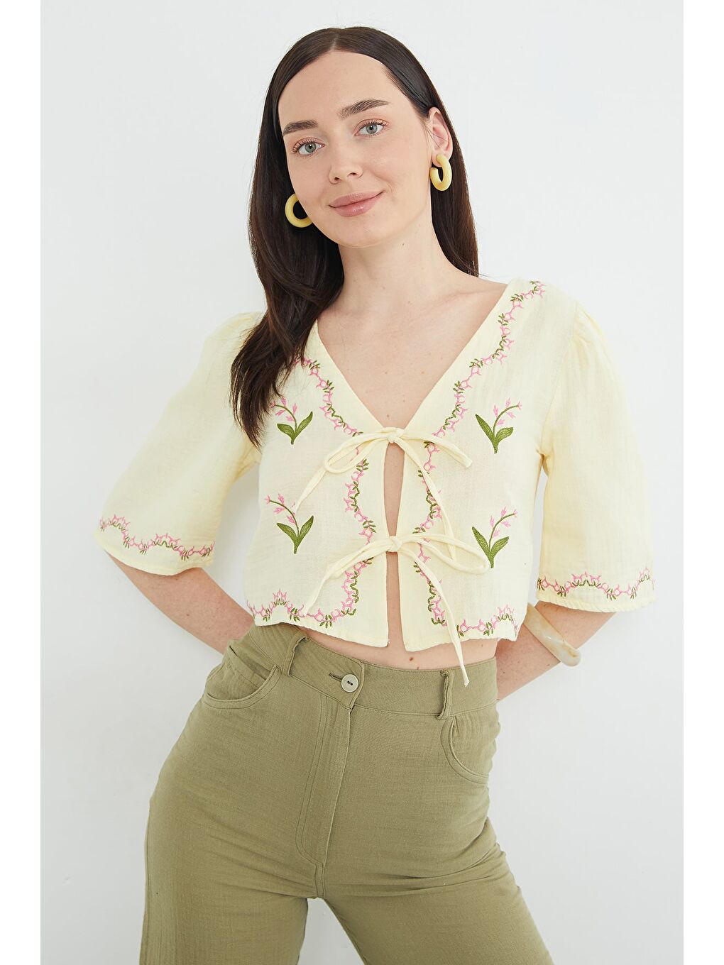 Sarı Önden Bağlamalı Çiçek Nakışlı Müslin Kumaş Bluz