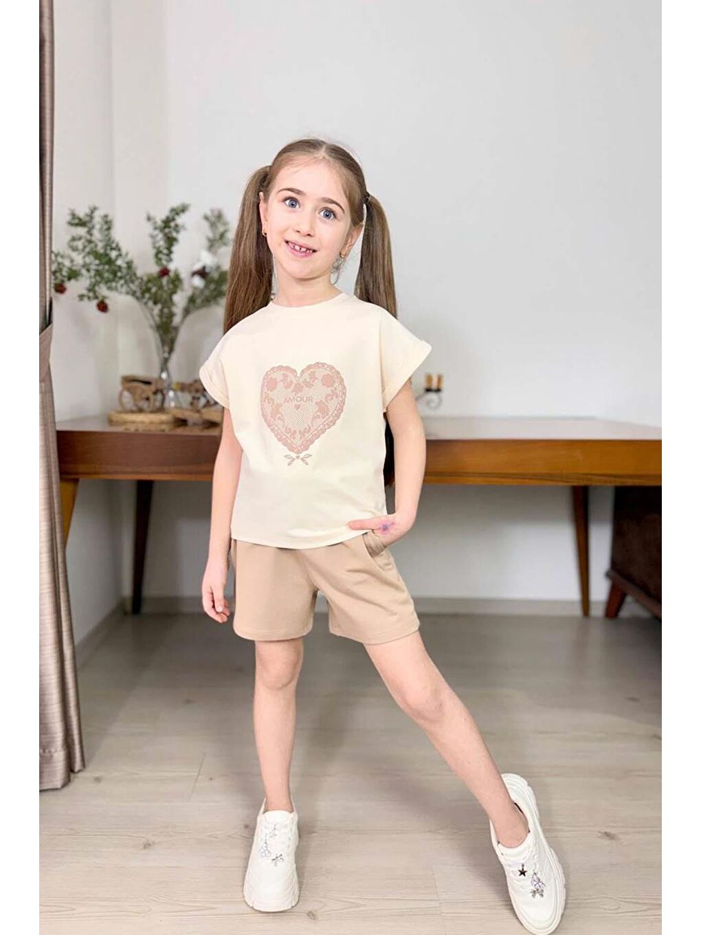 Ekru Kız Çocuk Göğsünde Dantel İşleme Kalp Detaylı Krem T-Shirt Beli Lastikli Şortlu Takım