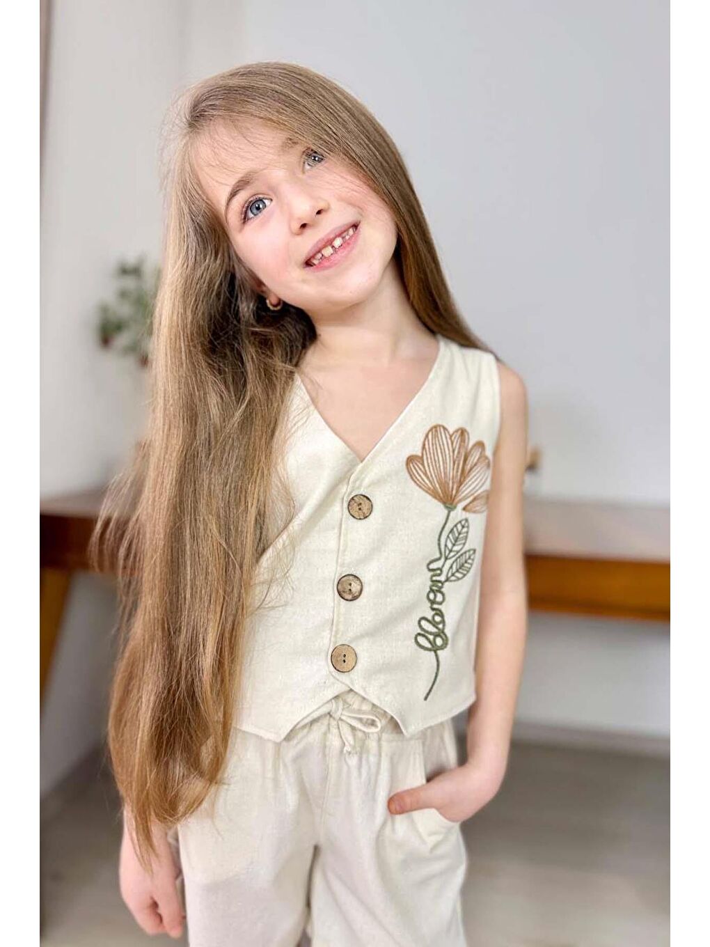 Ekru Kız Çocuk Üzerinde Çiçek Nakış İşlemeli Yelek Krem Keten Şortlu Takım-2