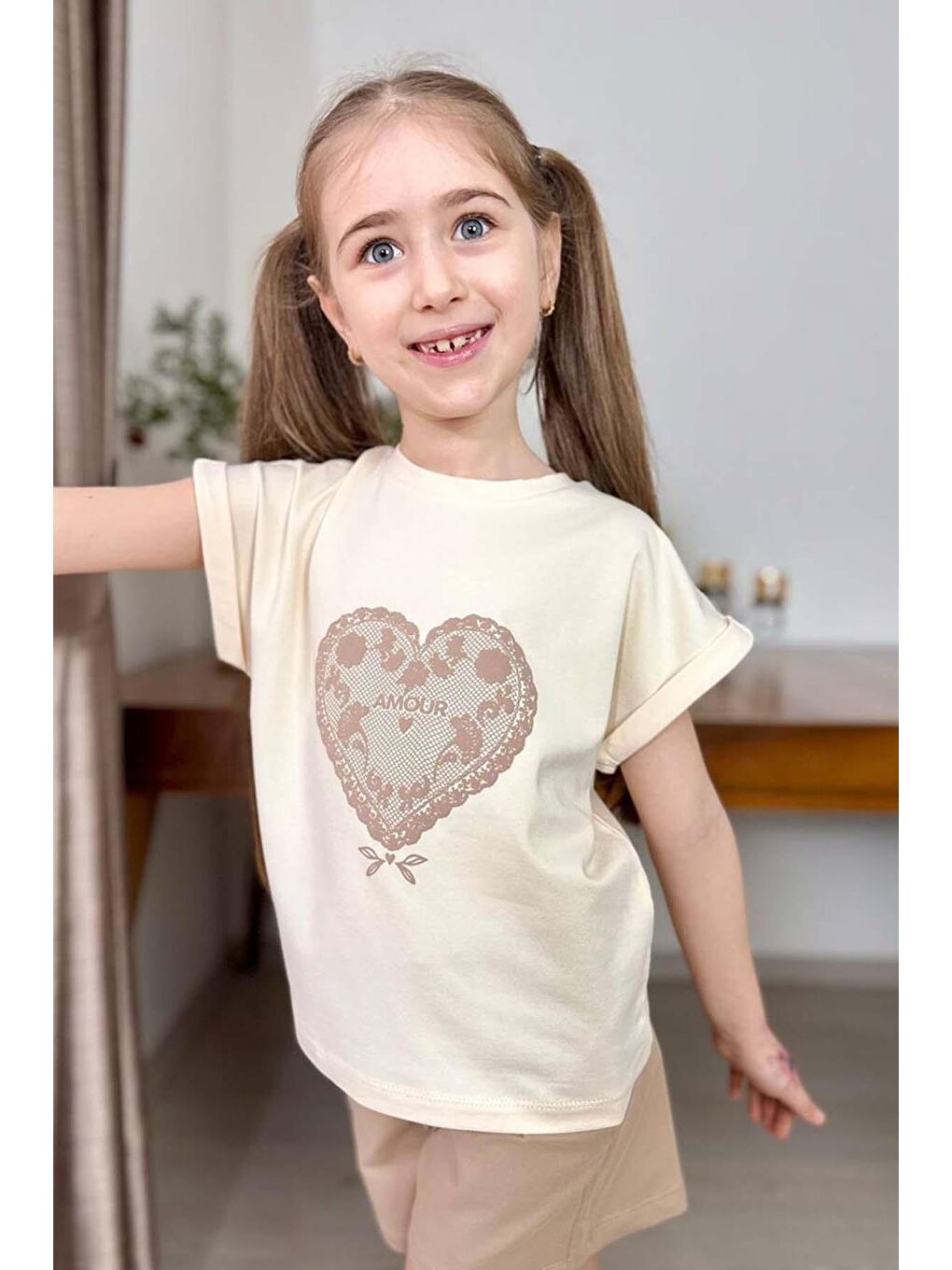 Ekru Kız Çocuk Göğsünde Dantel İşleme Kalp Detaylı Krem T-Shirt Beli Lastikli Şortlu Takım-1