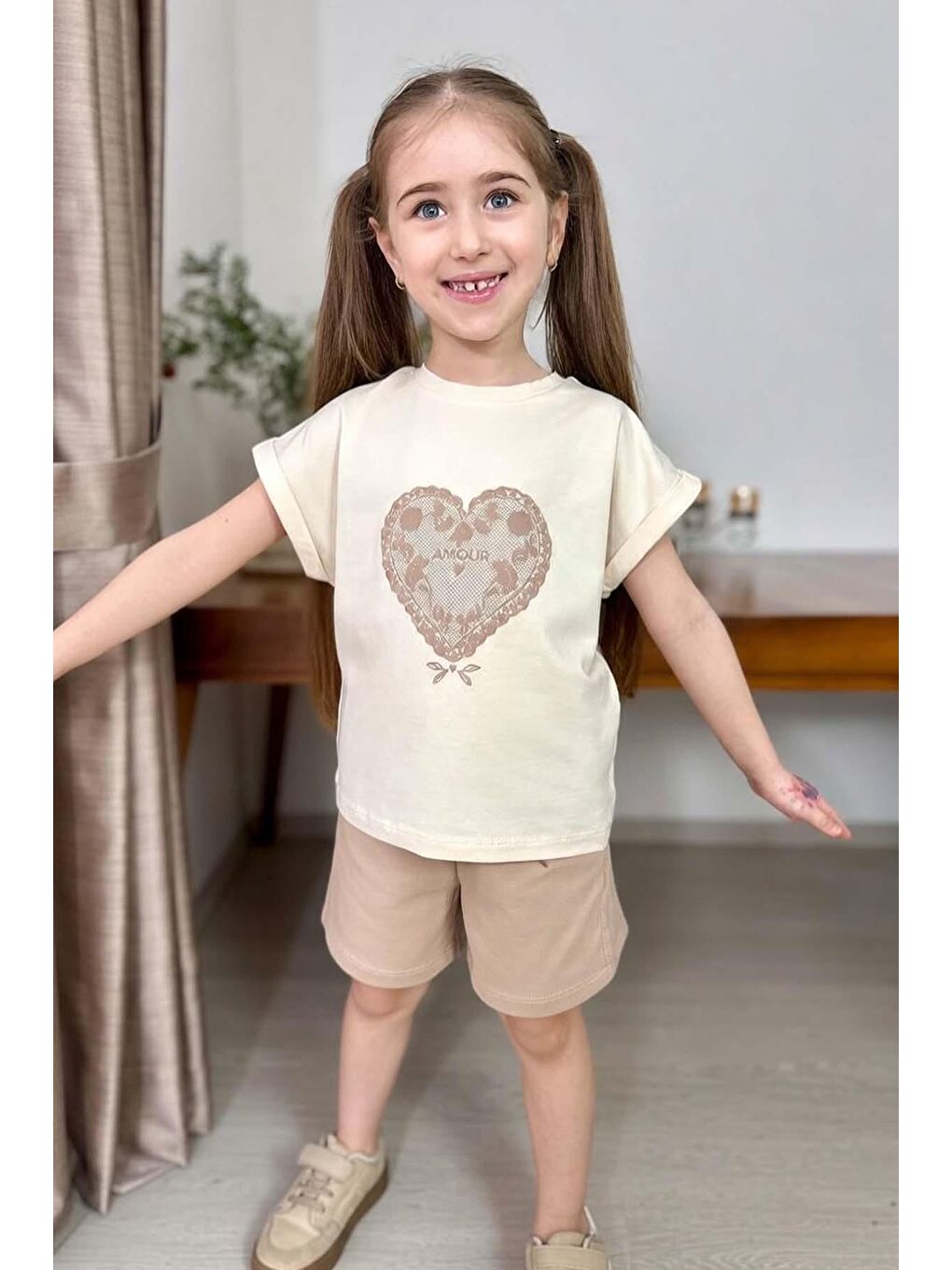 Ekru Kız Çocuk Göğsünde Dantel İşleme Kalp Detaylı Krem T-Shirt Beli Lastikli Şortlu Takım-2