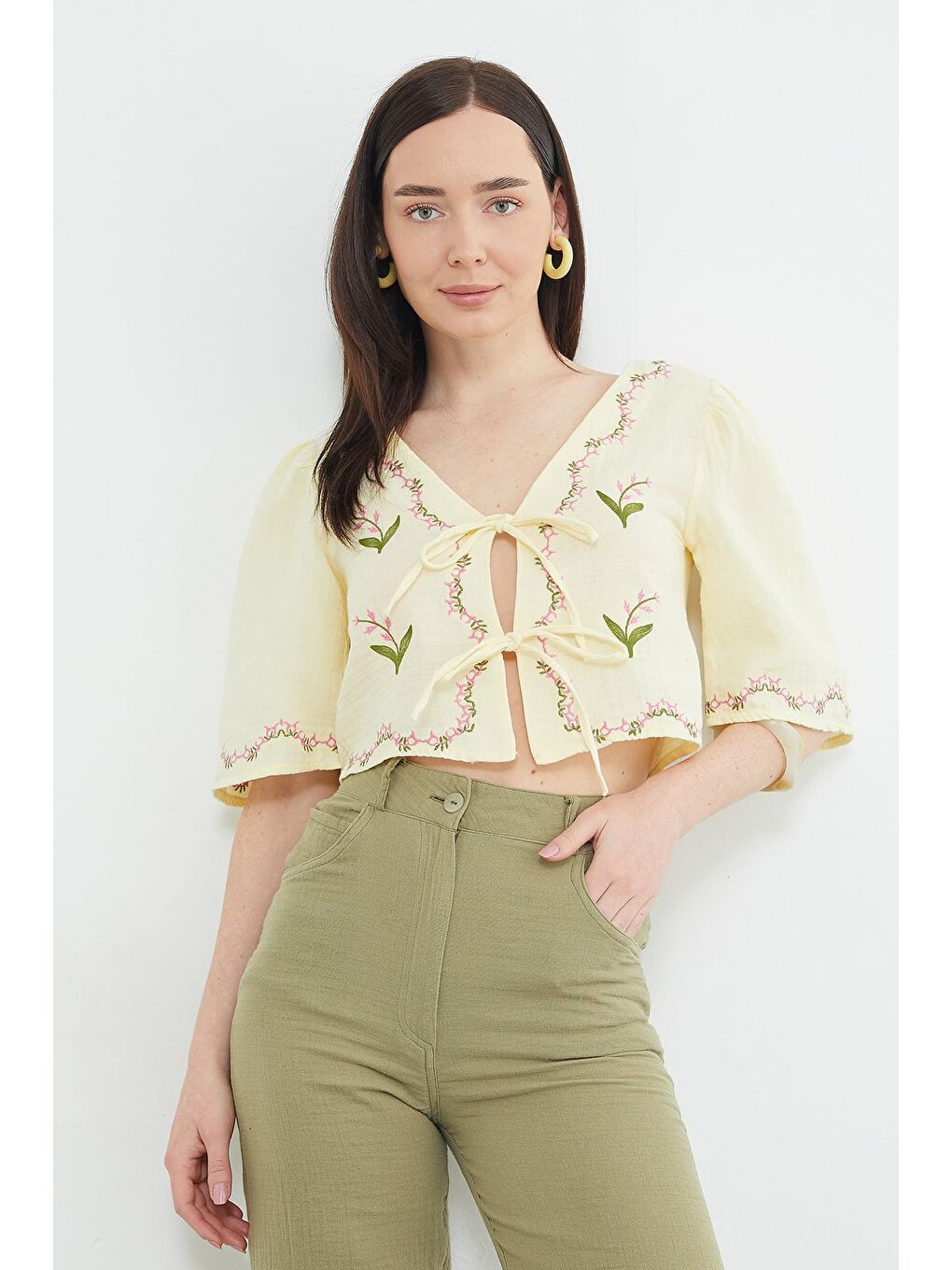Sarı Önden Bağlamalı Çiçek Nakışlı Müslin Kumaş Bluz-1