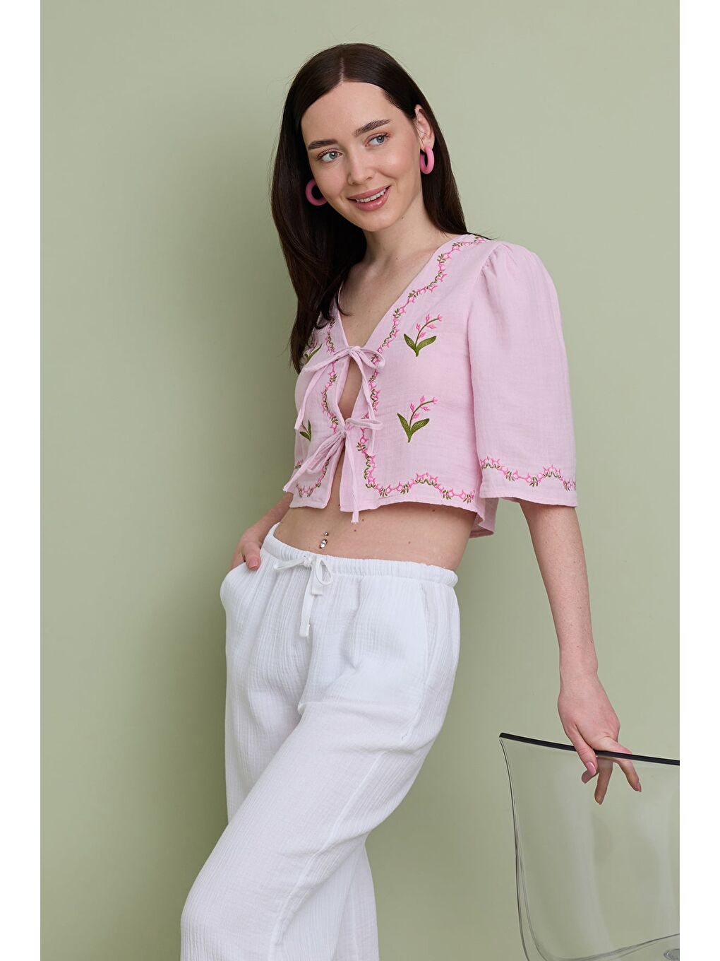 Pembe Önden Bağlamalı Çiçek Nakışlı Müslin Kumaş Bluz-1
