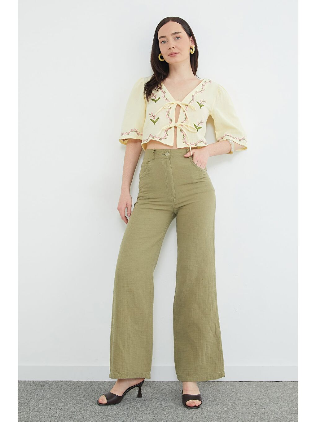 Sarı Önden Bağlamalı Çiçek Nakışlı Müslin Kumaş Bluz-2