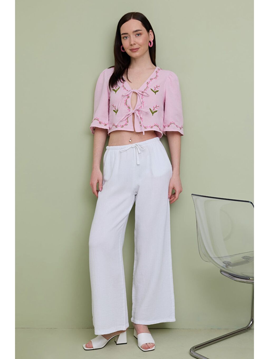 Pembe Önden Bağlamalı Çiçek Nakışlı Müslin Kumaş Bluz-2
