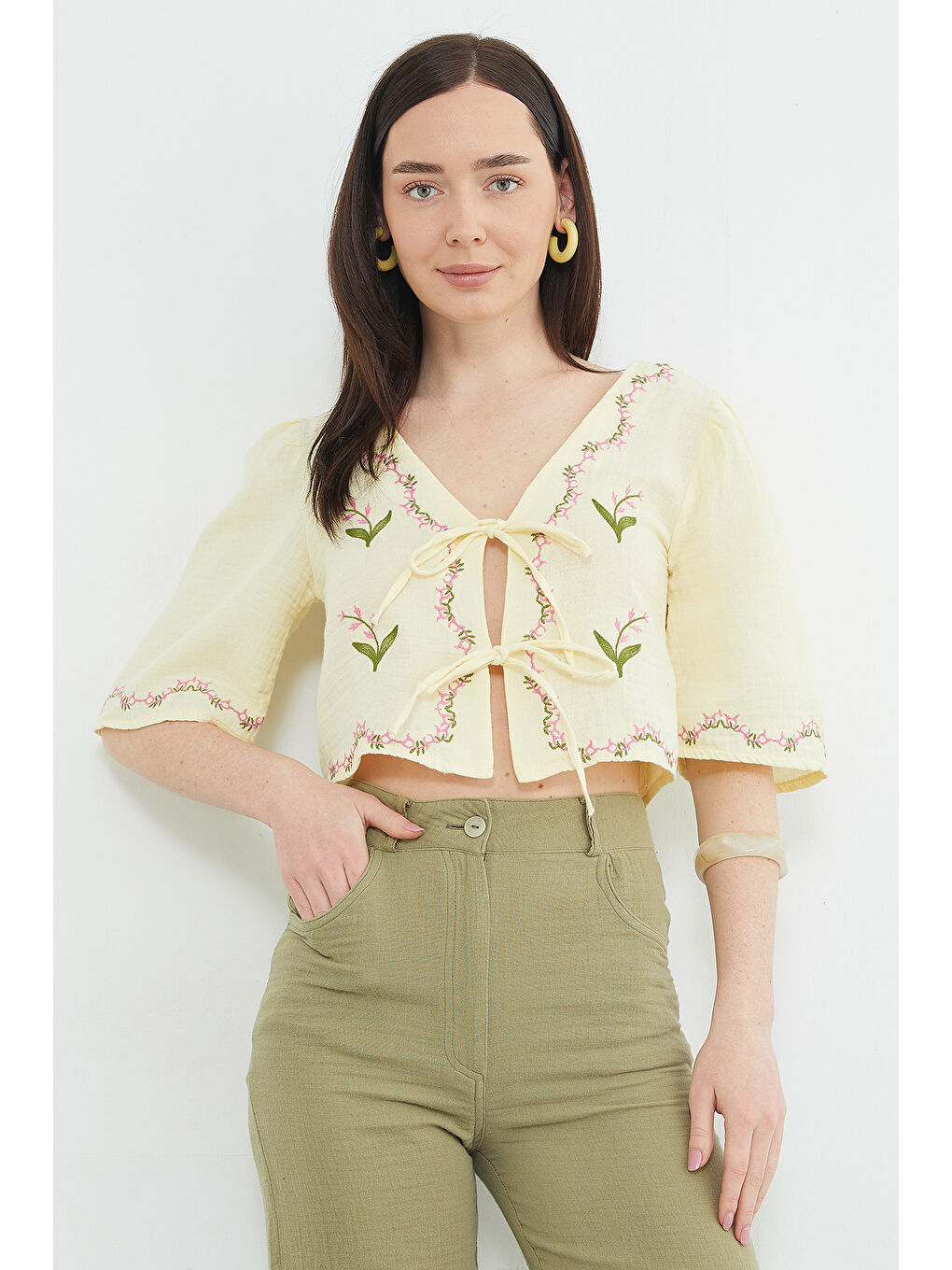 Sarı Önden Bağlamalı Çiçek Nakışlı Müslin Kumaş Bluz-3
