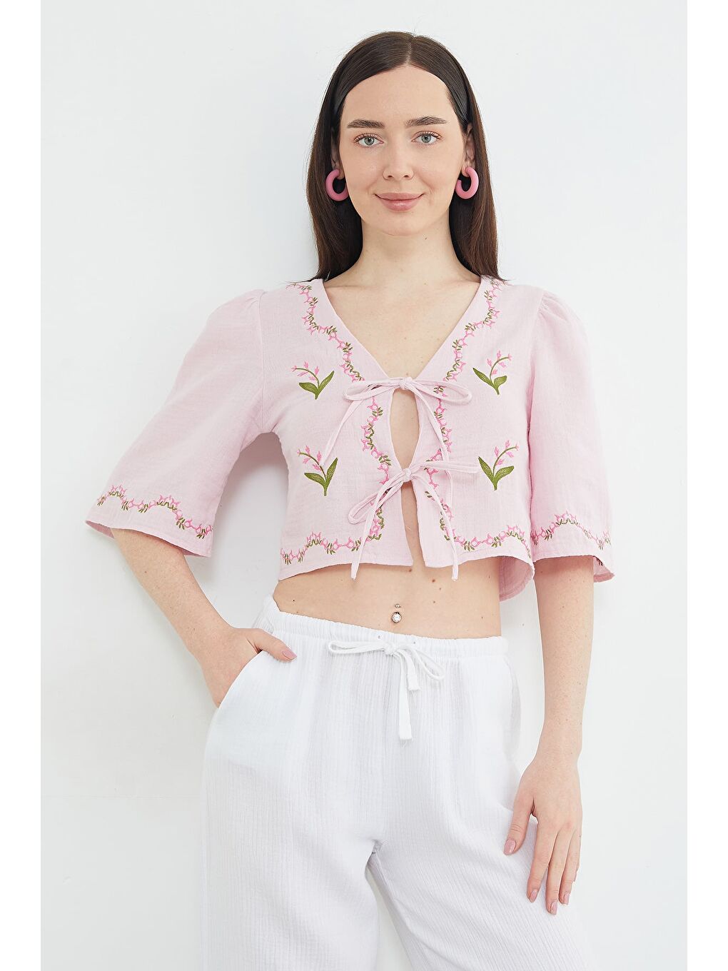 Pembe Önden Bağlamalı Çiçek Nakışlı Müslin Kumaş Bluz-3