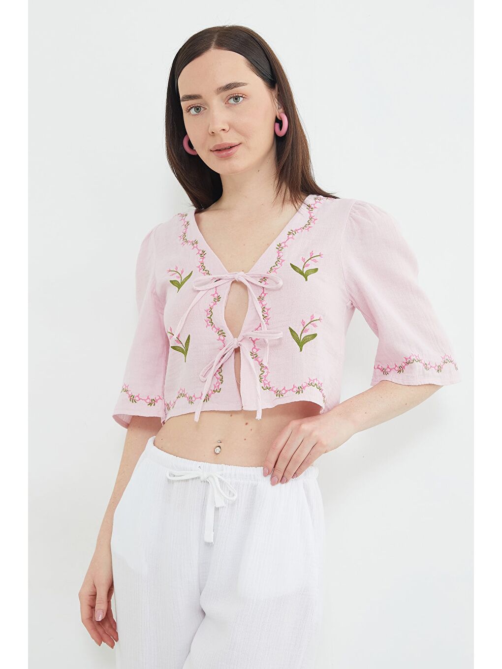 Pembe Önden Bağlamalı Çiçek Nakışlı Müslin Kumaş Bluz-4