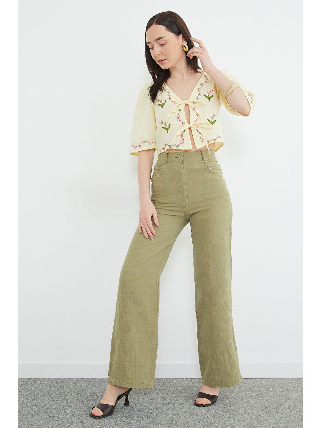 Sarı Önden Bağlamalı Çiçek Nakışlı Müslin Kumaş Bluz-4