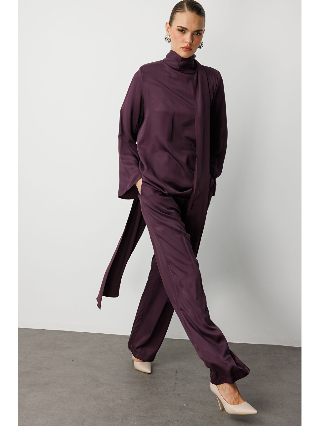 Fular Detaylı Saten Bordo Tasarım Bluz-2