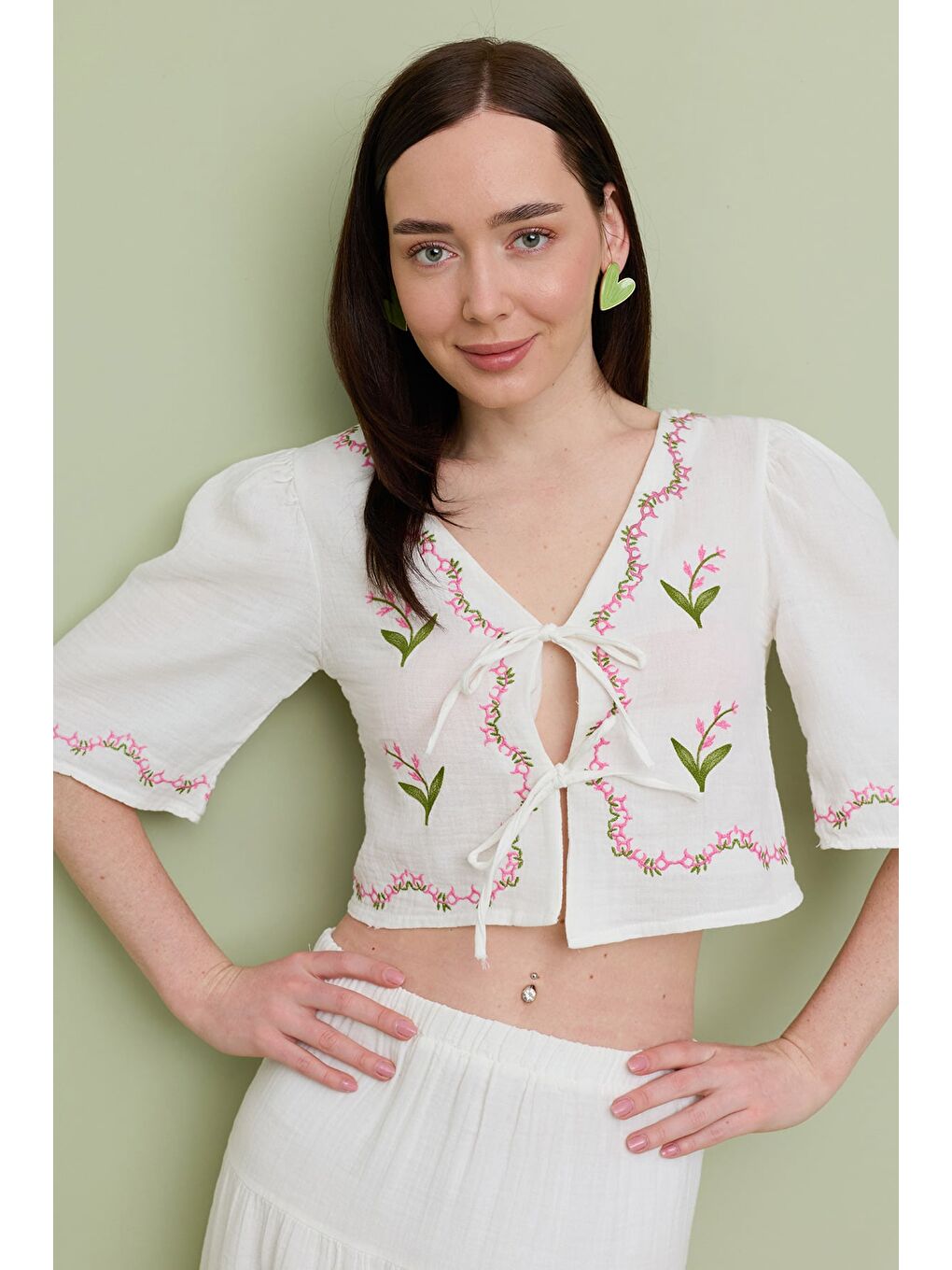 Ekru Önden Bağlamalı Çiçek Nakışlı Müslin Kumaş Bluz