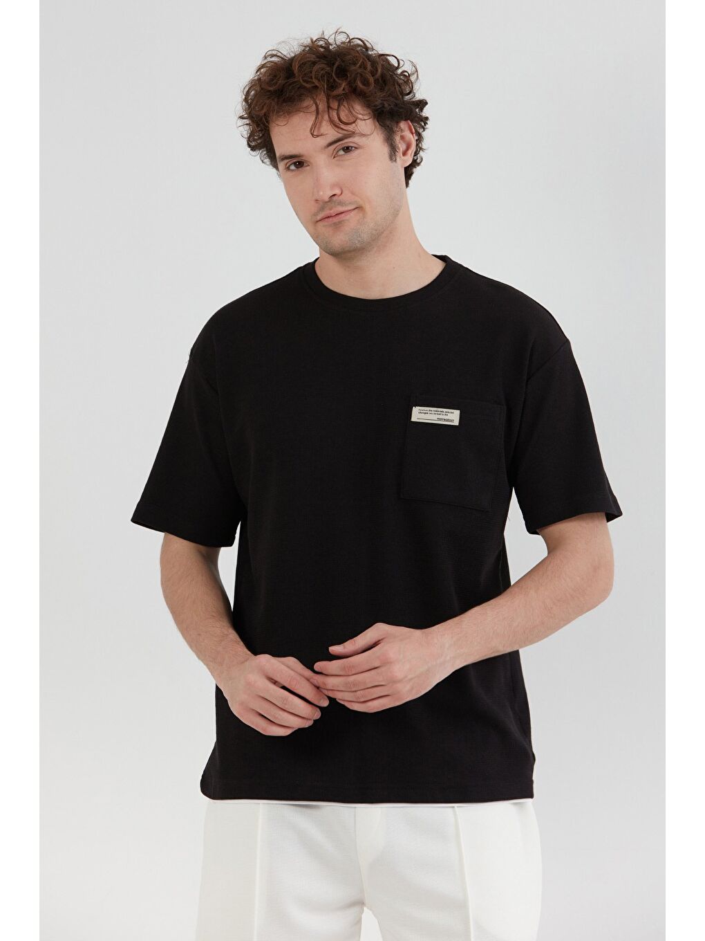 Siyah Cepli Bisiklet Yaka Tişört