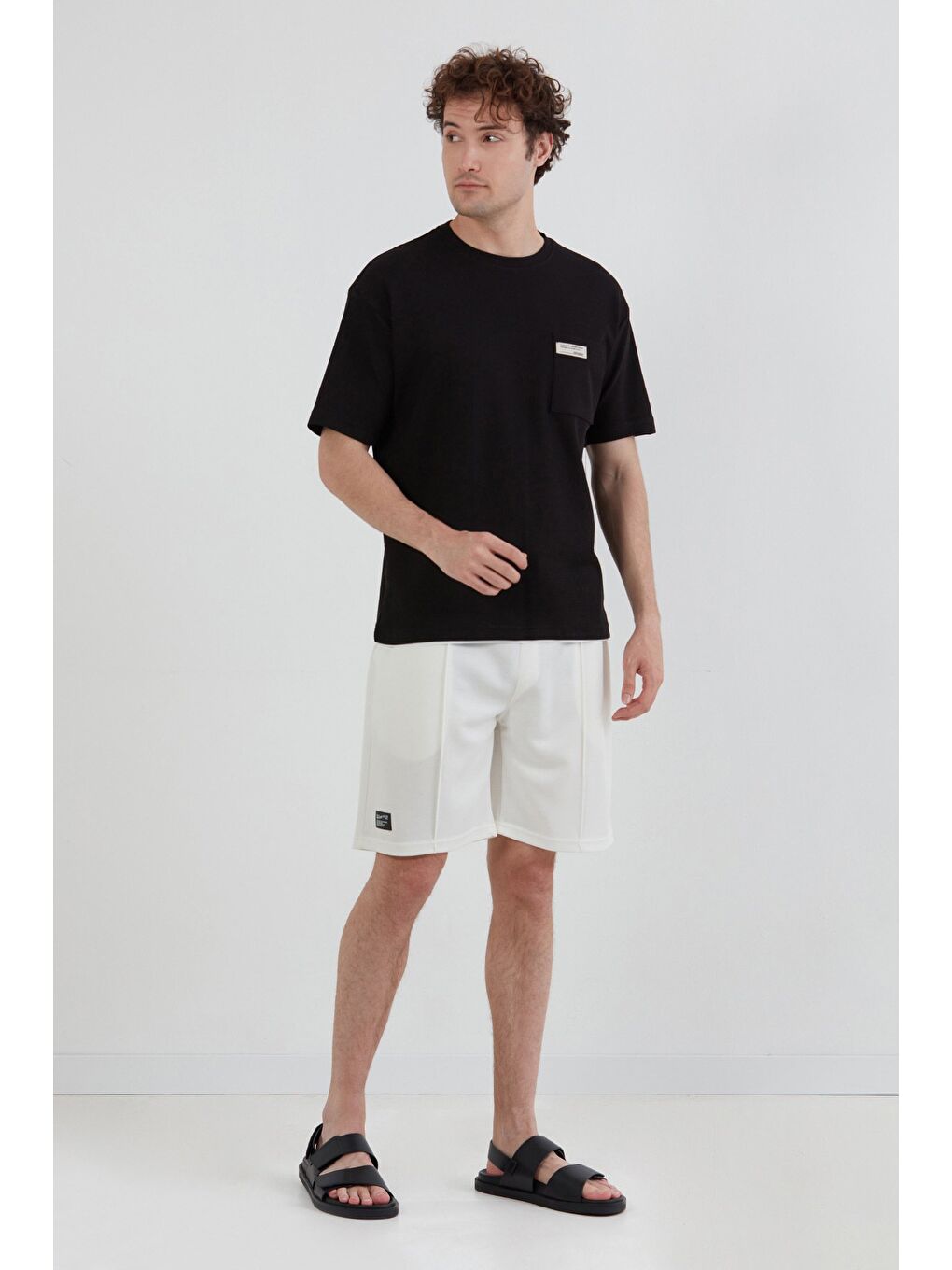 Siyah Cepli Bisiklet Yaka Tişört-1