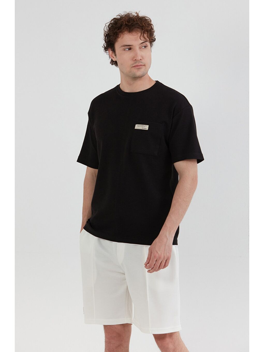 Siyah Cepli Bisiklet Yaka Tişört-2