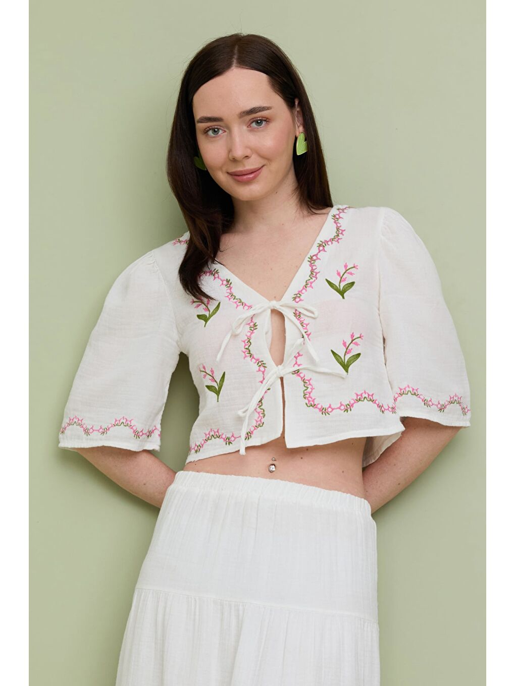 Ekru Önden Bağlamalı Çiçek Nakışlı Müslin Kumaş Bluz-1