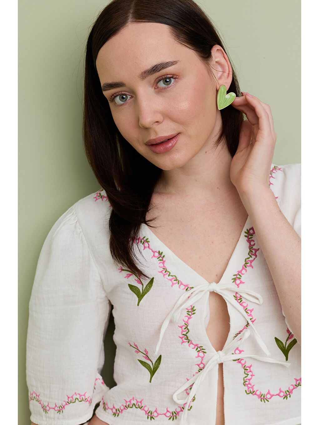 Ekru Önden Bağlamalı Çiçek Nakışlı Müslin Kumaş Bluz-2