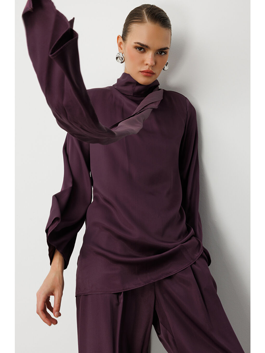 Fular Detaylı Saten Bordo Tasarım Bluz-4