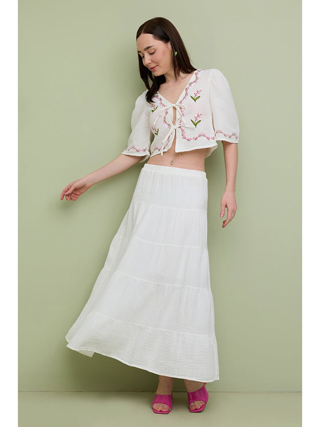 Ekru Önden Bağlamalı Çiçek Nakışlı Müslin Kumaş Bluz-3