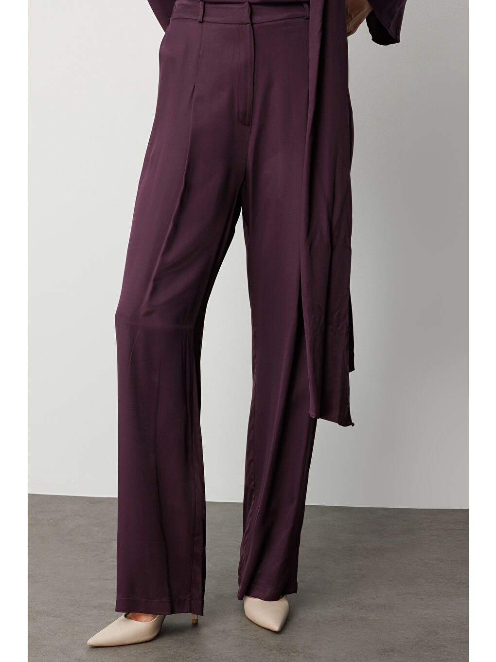 Pilise Detaylı Bordo Saten Dökümlü Pantolon-2