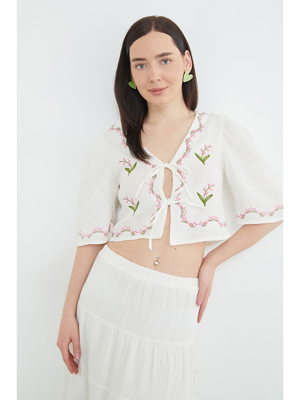 Ekru Önden Bağlamalı Çiçek Nakışlı Müslin Kumaş Bluz-4