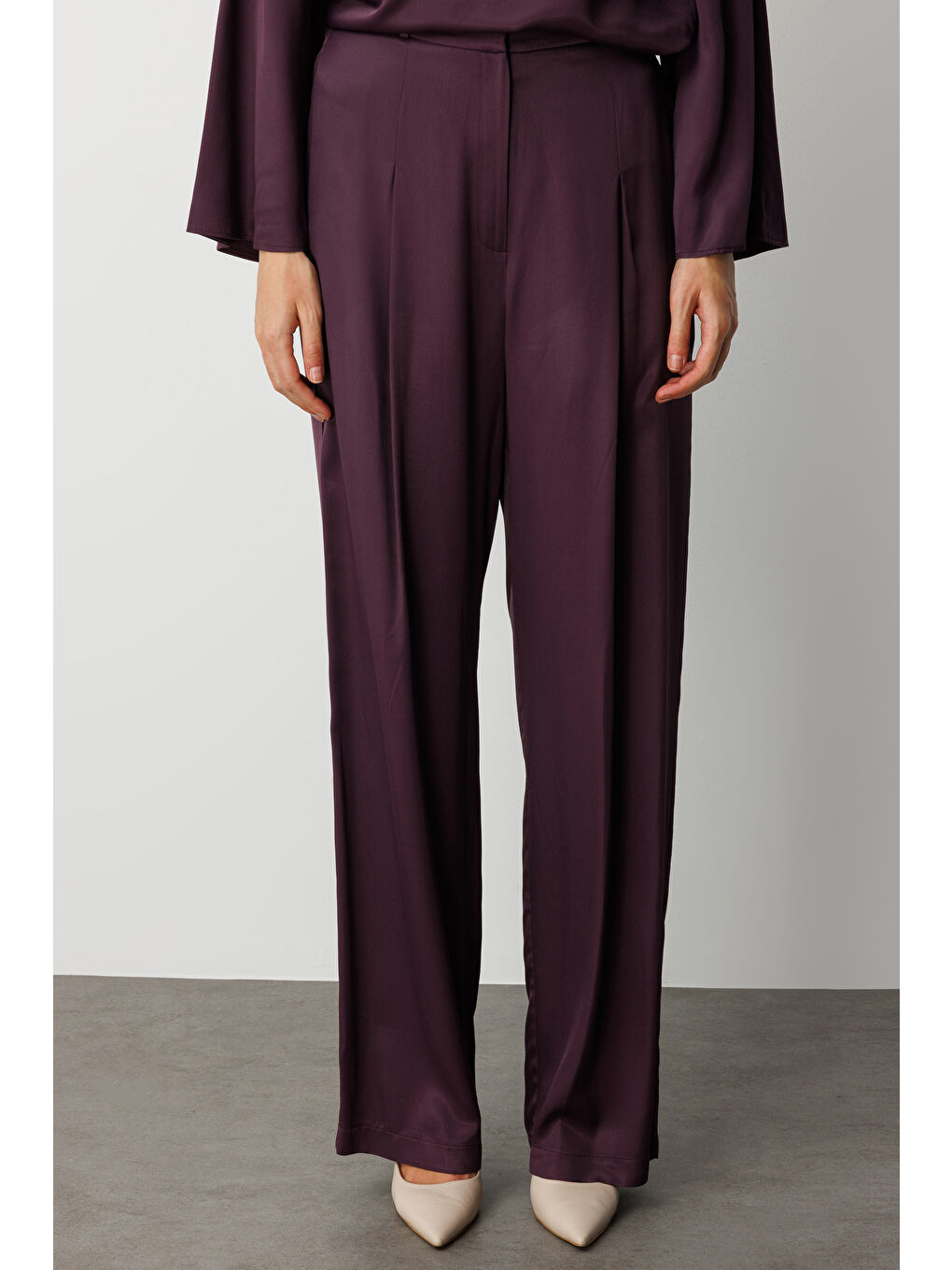 Pilise Detaylı Bordo Saten Dökümlü Pantolon-3