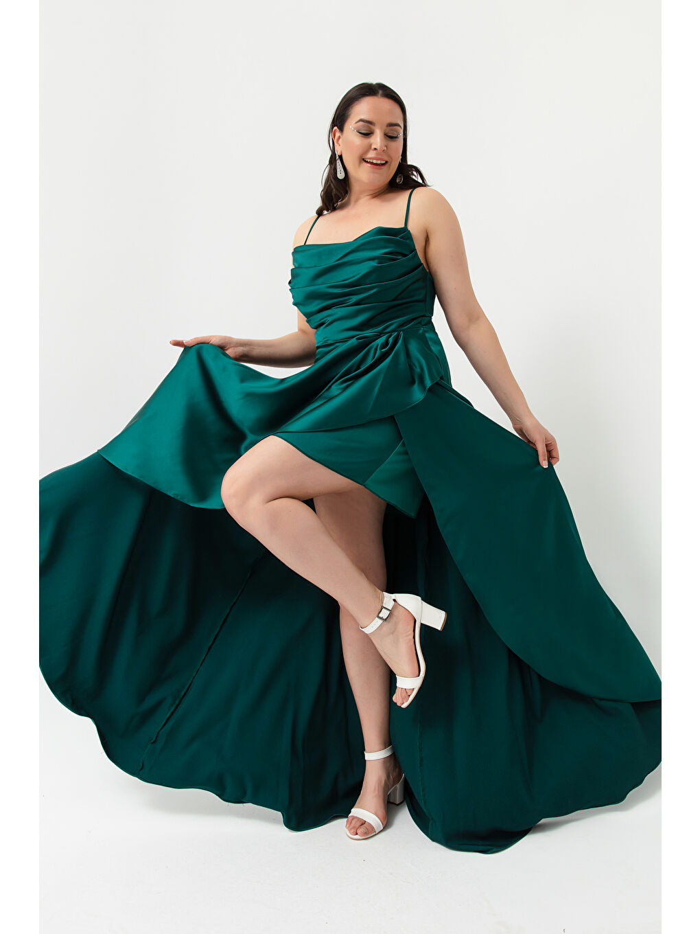 Kadın Zümrüt Yeşili Volanlı Yırtmaçlı Büyük Beden Saten Abiye Mezuniyet Elbisesi