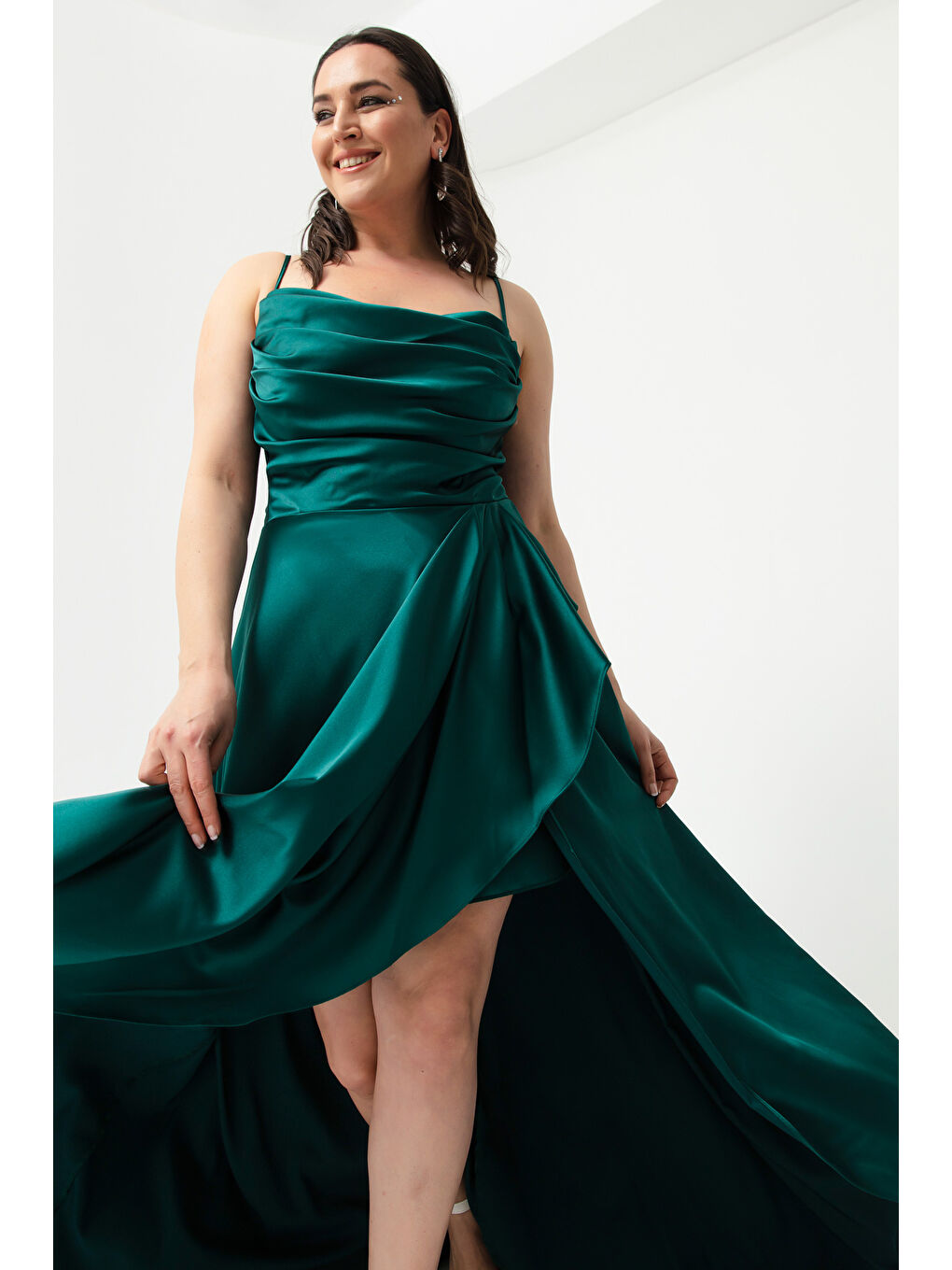 Kadın Zümrüt Yeşili Volanlı Yırtmaçlı Büyük Beden Saten Abiye Mezuniyet Elbisesi-1