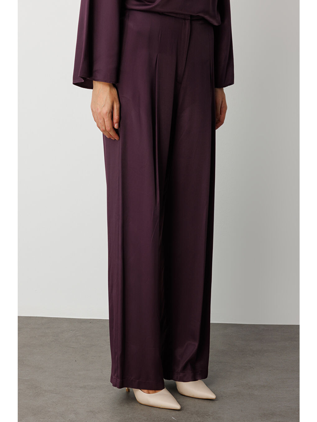 Pilise Detaylı Bordo Saten Dökümlü Pantolon-4