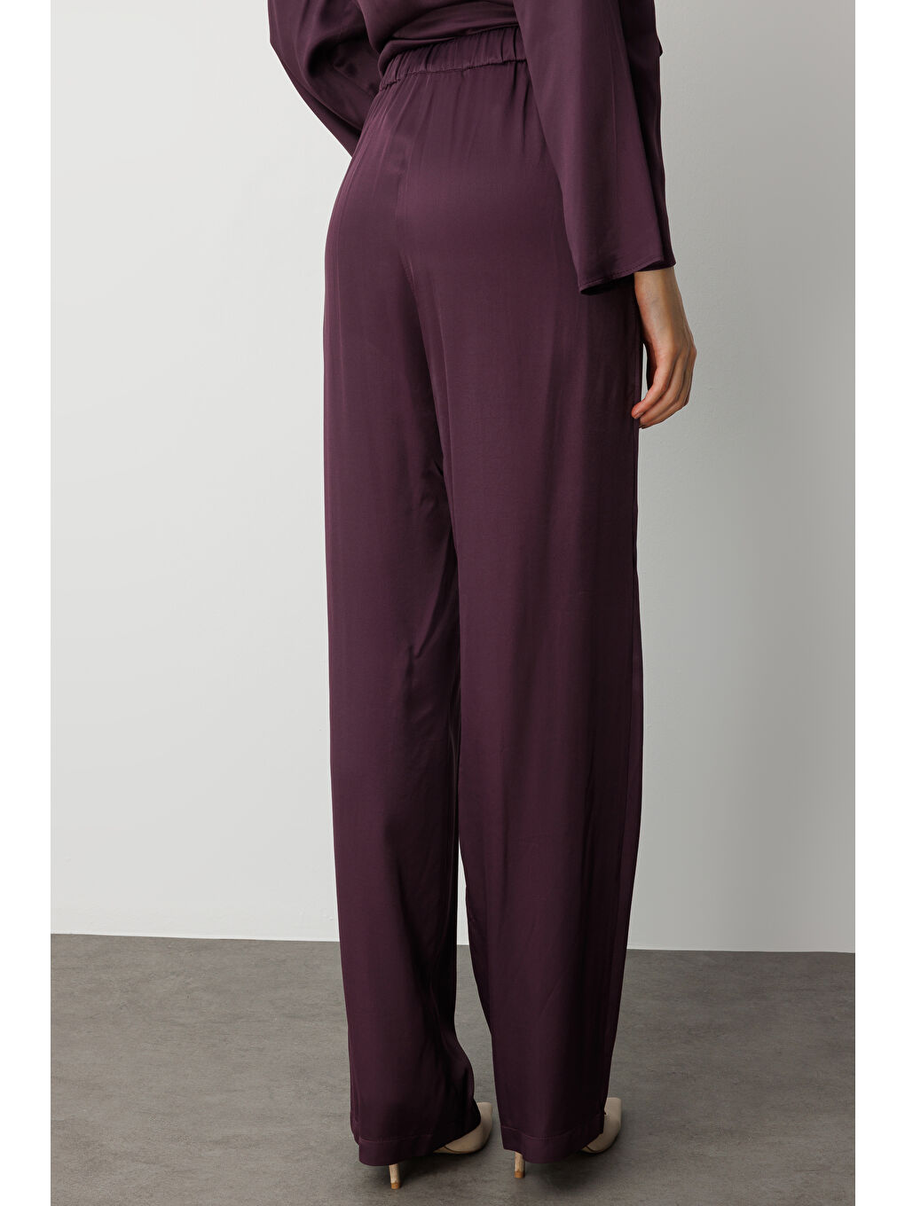 Pilise Detaylı Bordo Saten Dökümlü Pantolon-5