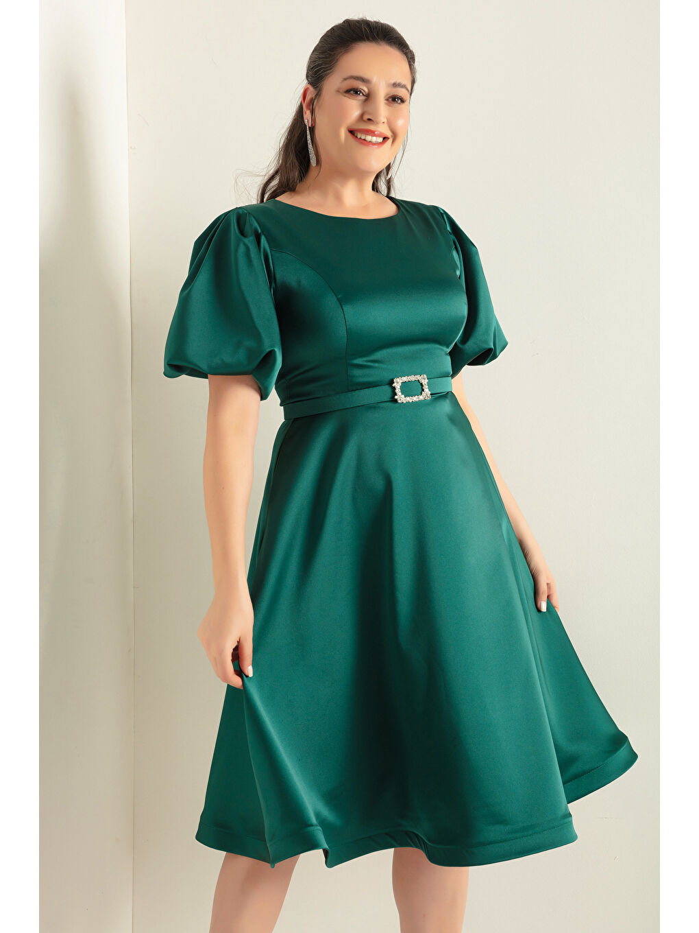 Kadın Zümrüt Yeşili Balon Kollu Taşlı Kemerli Büyük Beden Saten Abiye Elbise-1