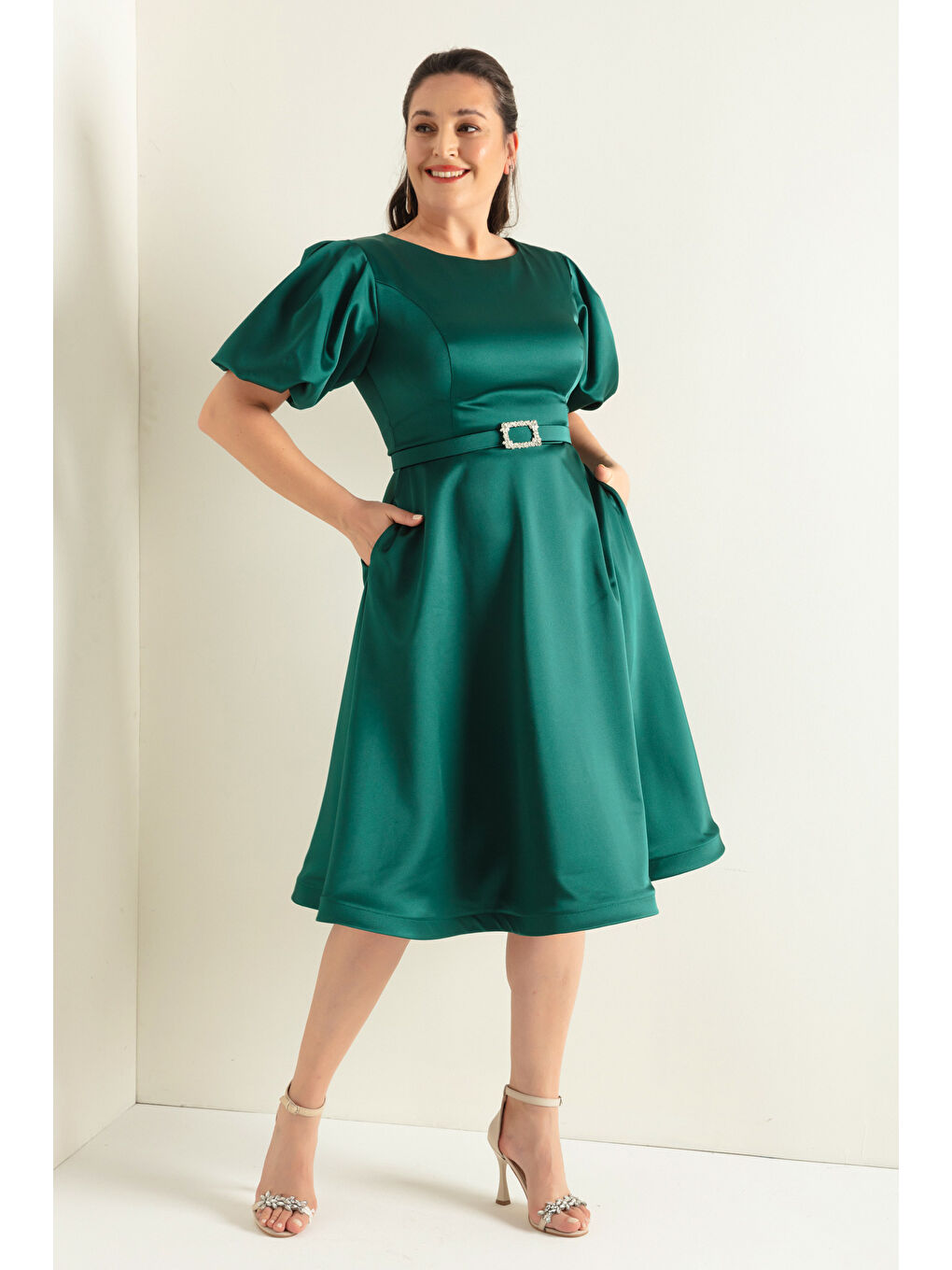 Kadın Zümrüt Yeşili Balon Kollu Taşlı Kemerli Büyük Beden Saten Abiye Elbise-2