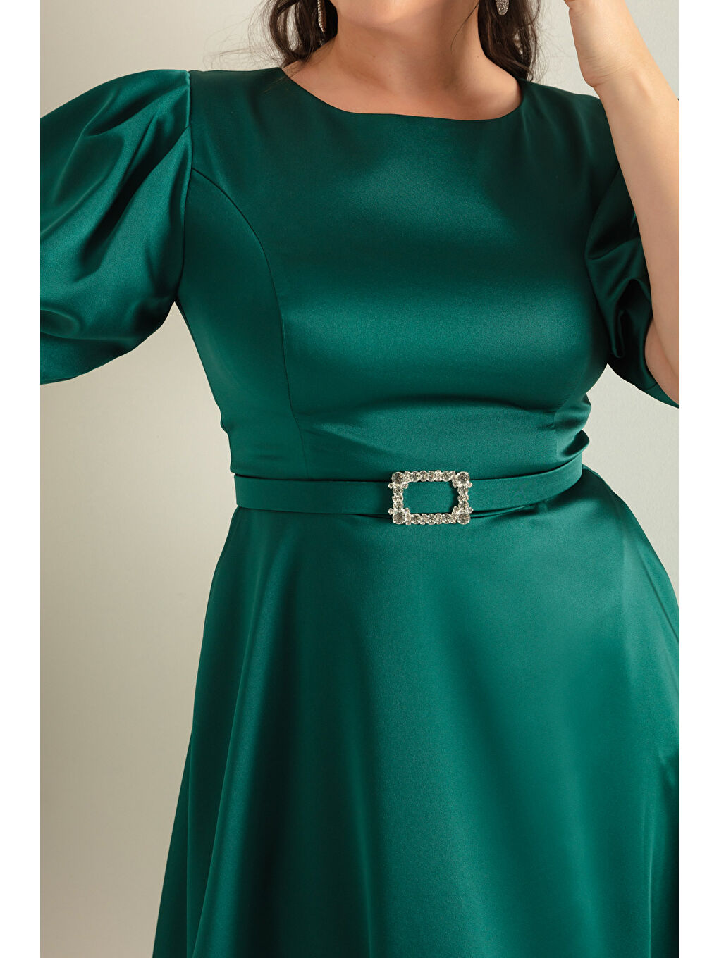 Kadın Zümrüt Yeşili Balon Kollu Taşlı Kemerli Büyük Beden Saten Abiye Elbise-3