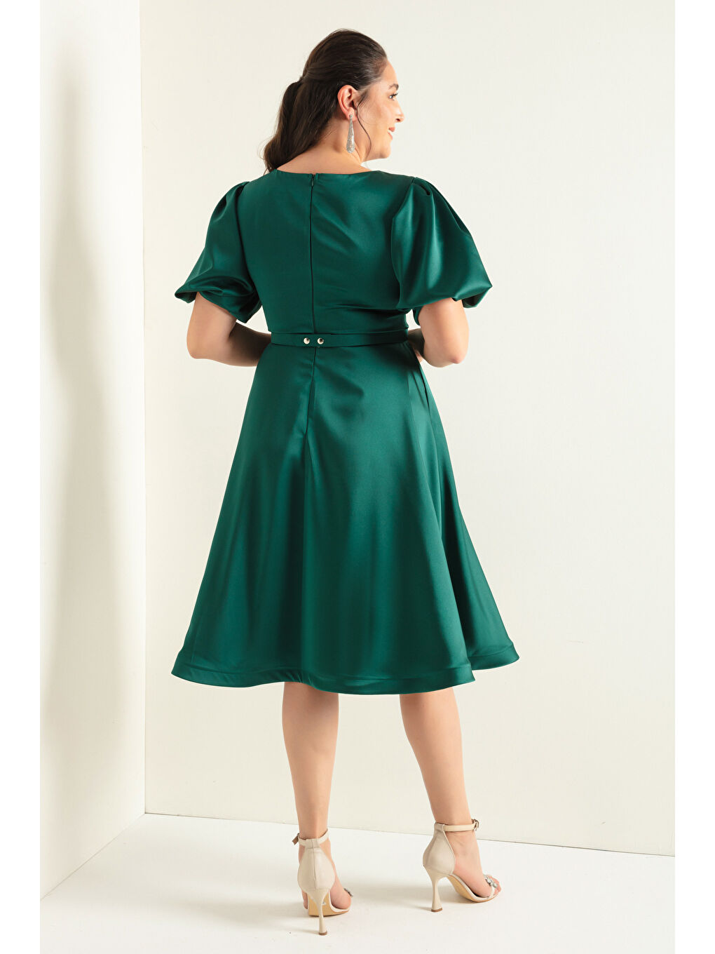 Kadın Zümrüt Yeşili Balon Kollu Taşlı Kemerli Büyük Beden Saten Abiye Elbise-4