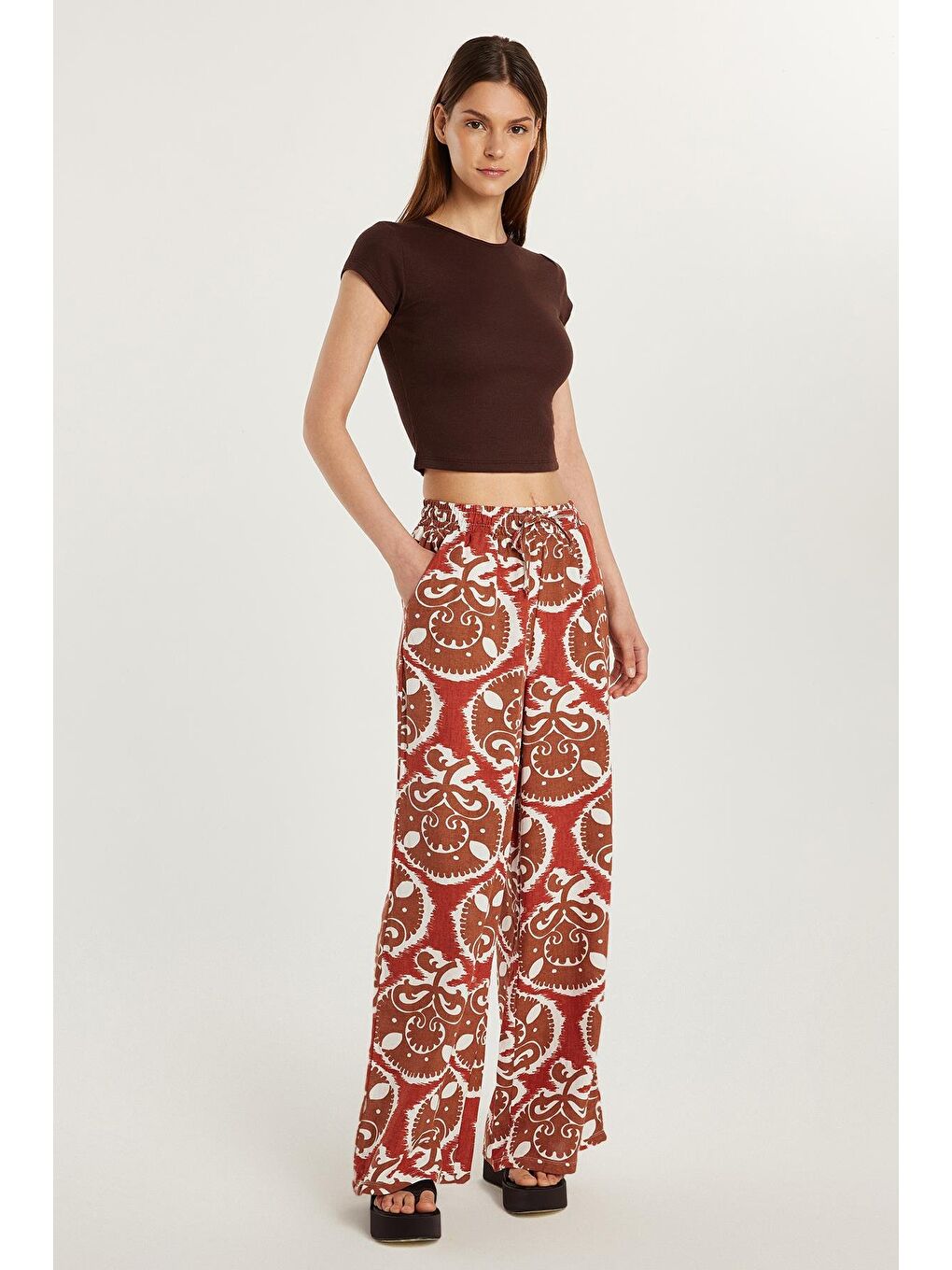 Karışık Kadın Regular Fit Beli Bağcıklı Geniş Paça Baskılı Pantolon-2