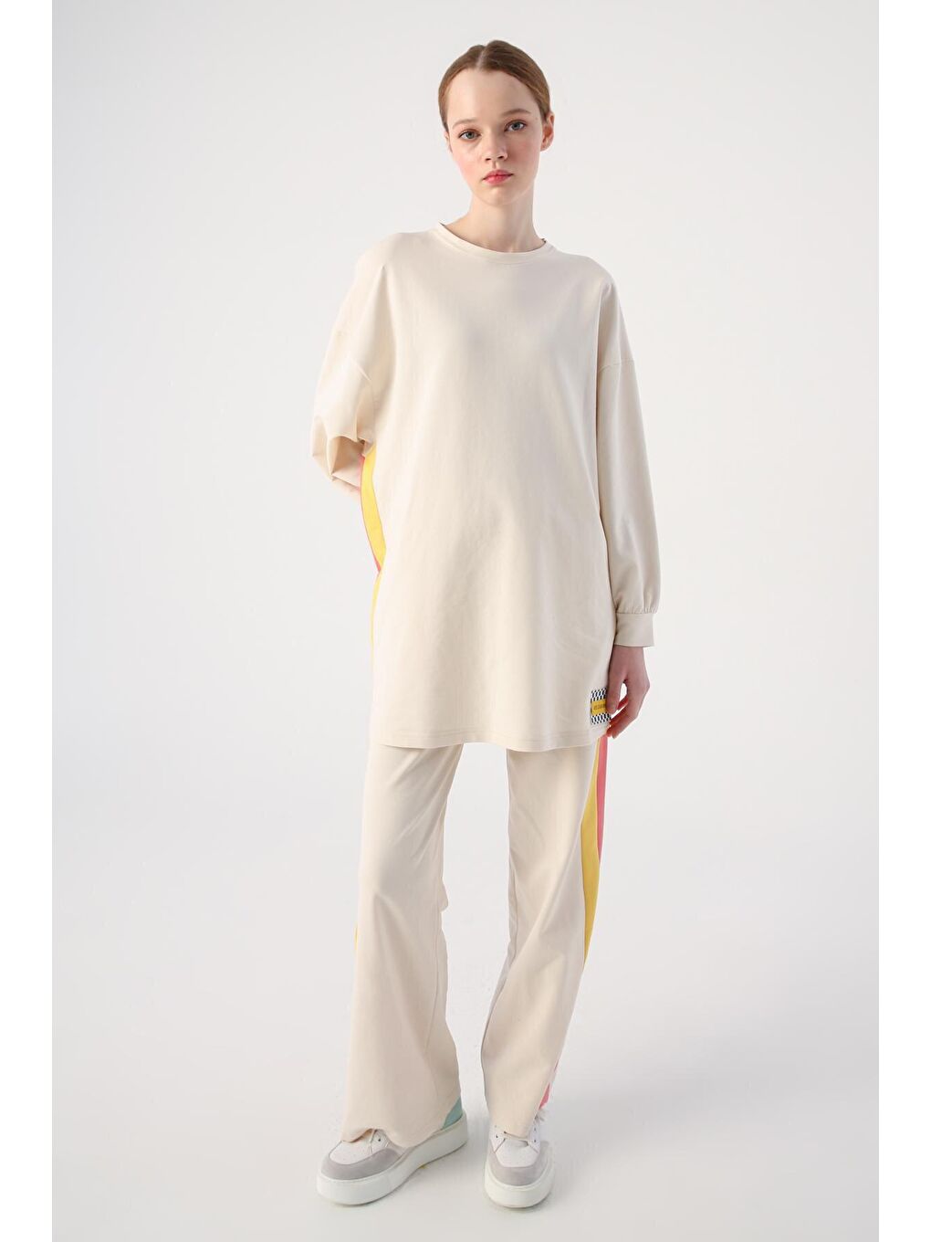 Ekru Pamuklu Renkli Garnili Paçası Yırtmaç Detaylı Eşofman Takımı
