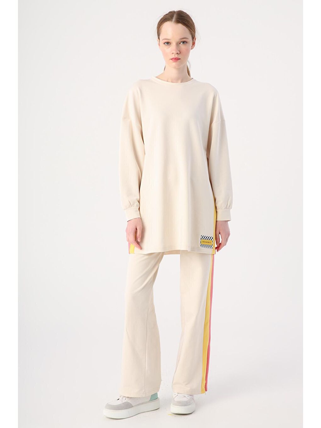 Ekru Pamuklu Renkli Garnili Paçası Yırtmaç Detaylı Eşofman Takımı-1