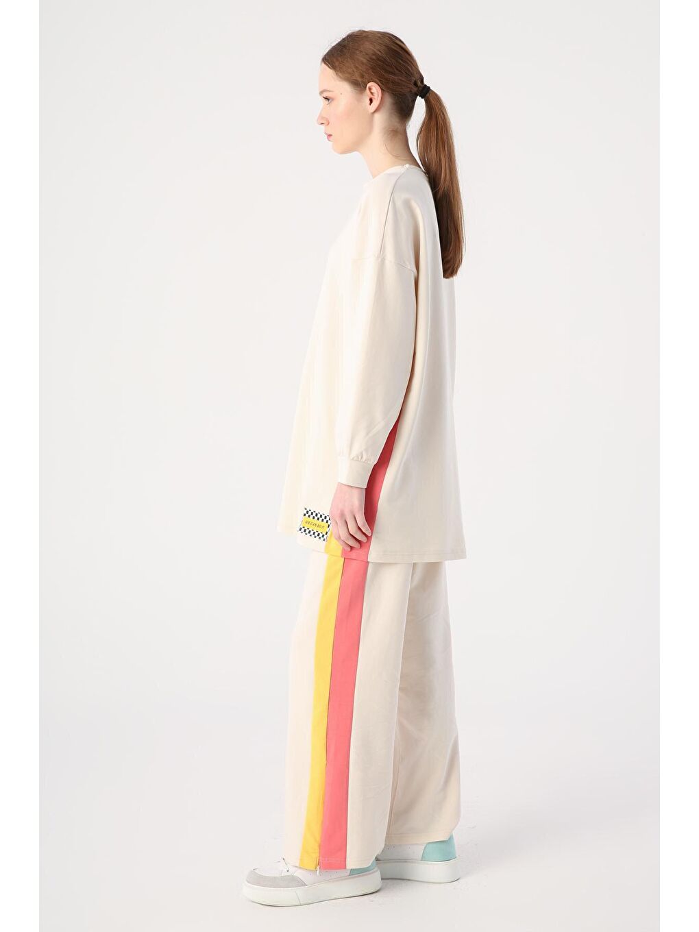 Ekru Pamuklu Renkli Garnili Paçası Yırtmaç Detaylı Eşofman Takımı-2