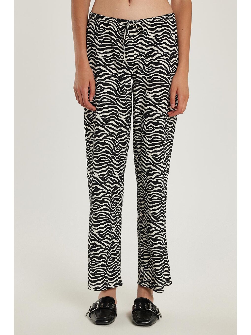 Karışık Kadın Relax Fit Rahat Kesim Beli Lastikli Bağlamalı Desenli Pantolon