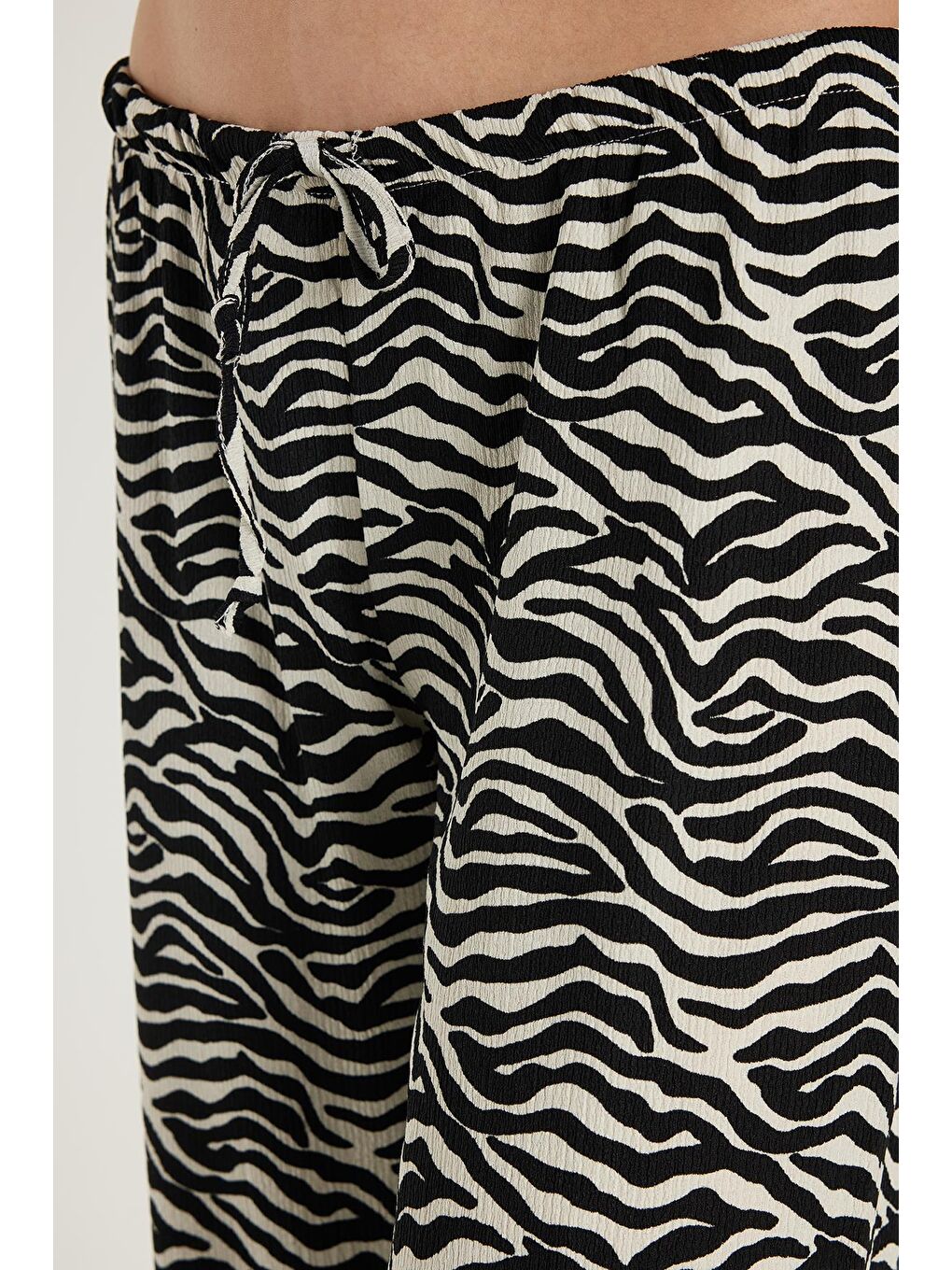 Karışık Kadın Relax Fit Rahat Kesim Beli Lastikli Bağlamalı Desenli Pantolon-2