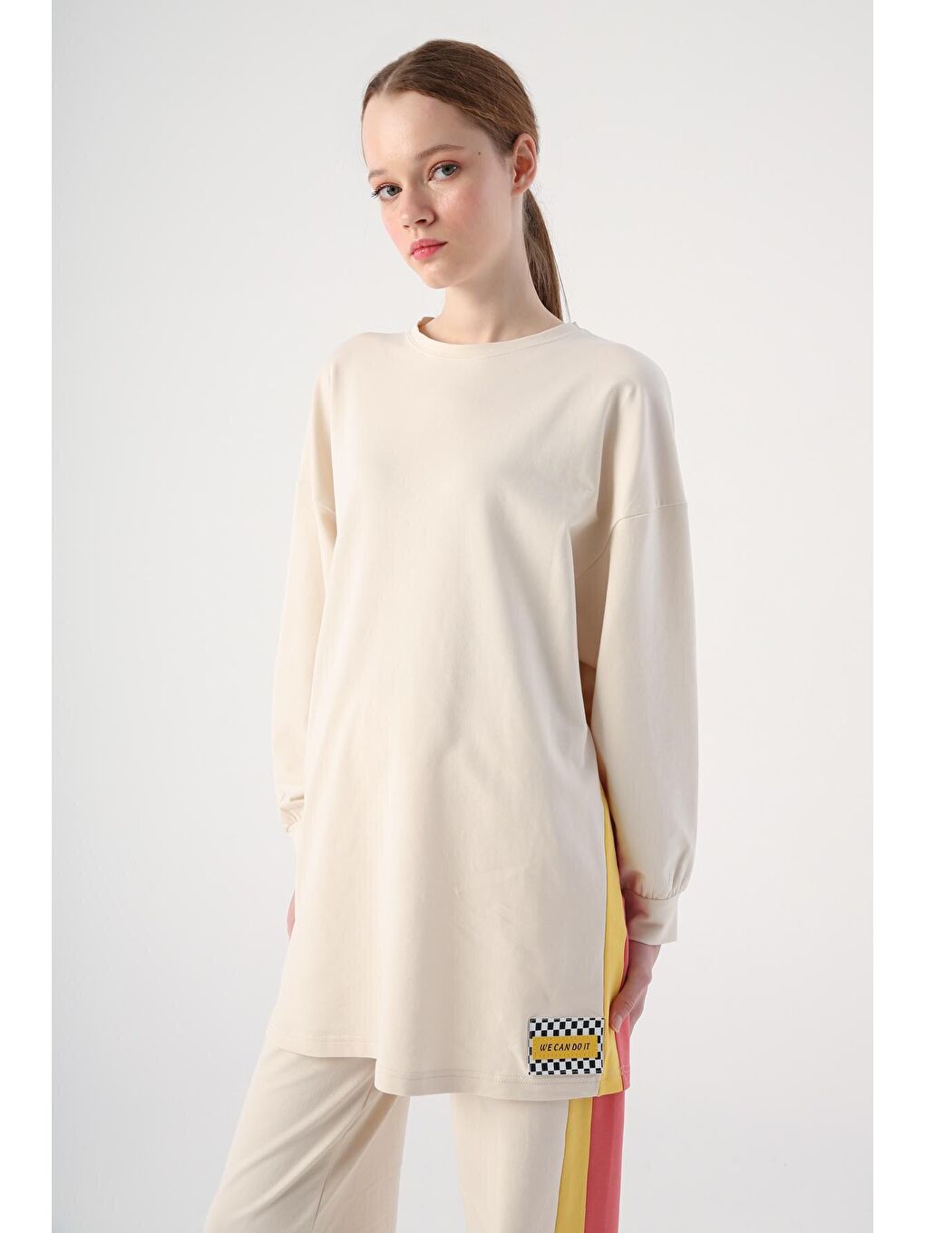 Ekru Pamuklu Renkli Garnili Paçası Yırtmaç Detaylı Eşofman Takımı-4