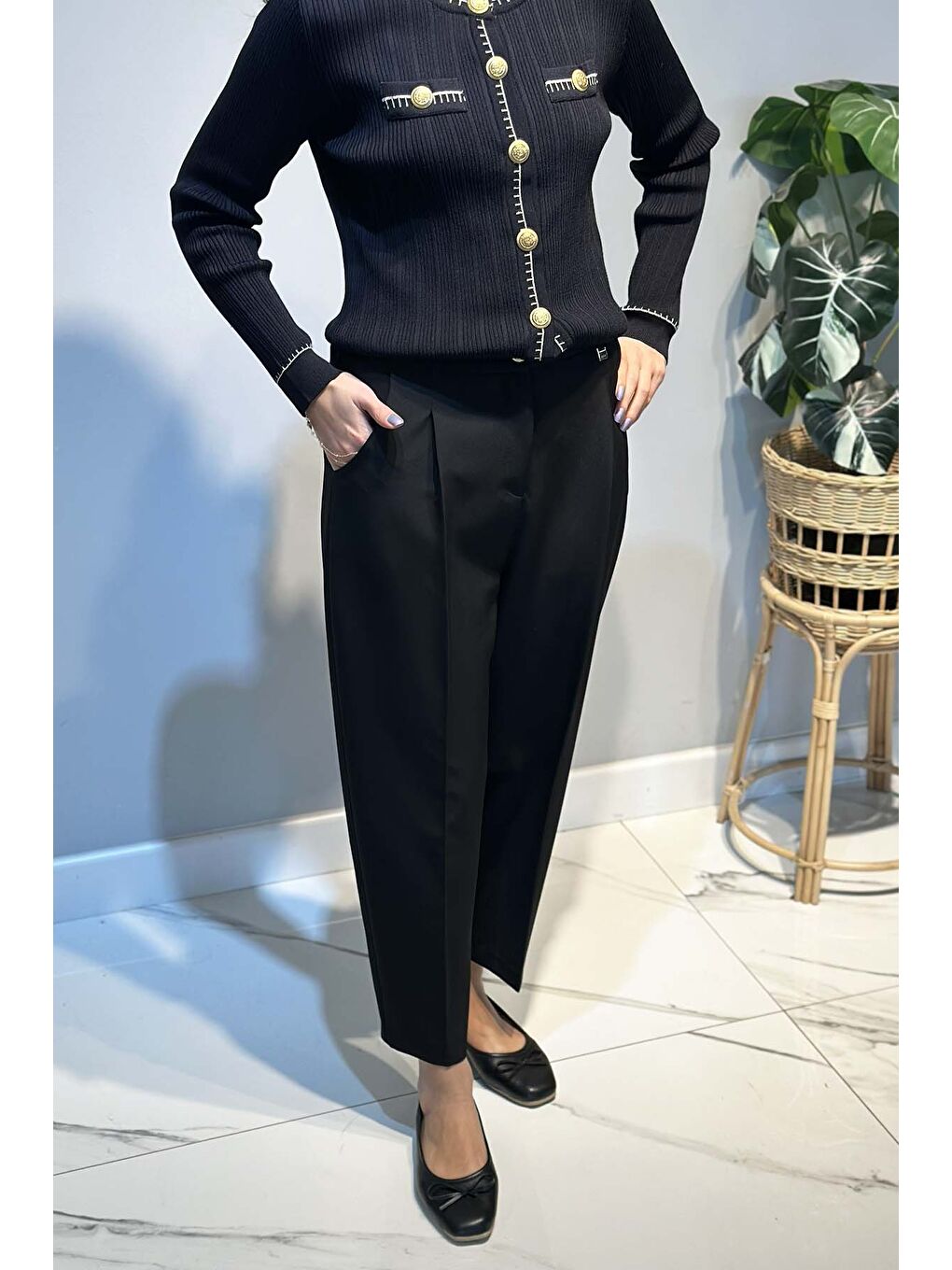 Arkası Lastikli Pile Detay Bilek Boy Pantolon 5567 Siyah-3