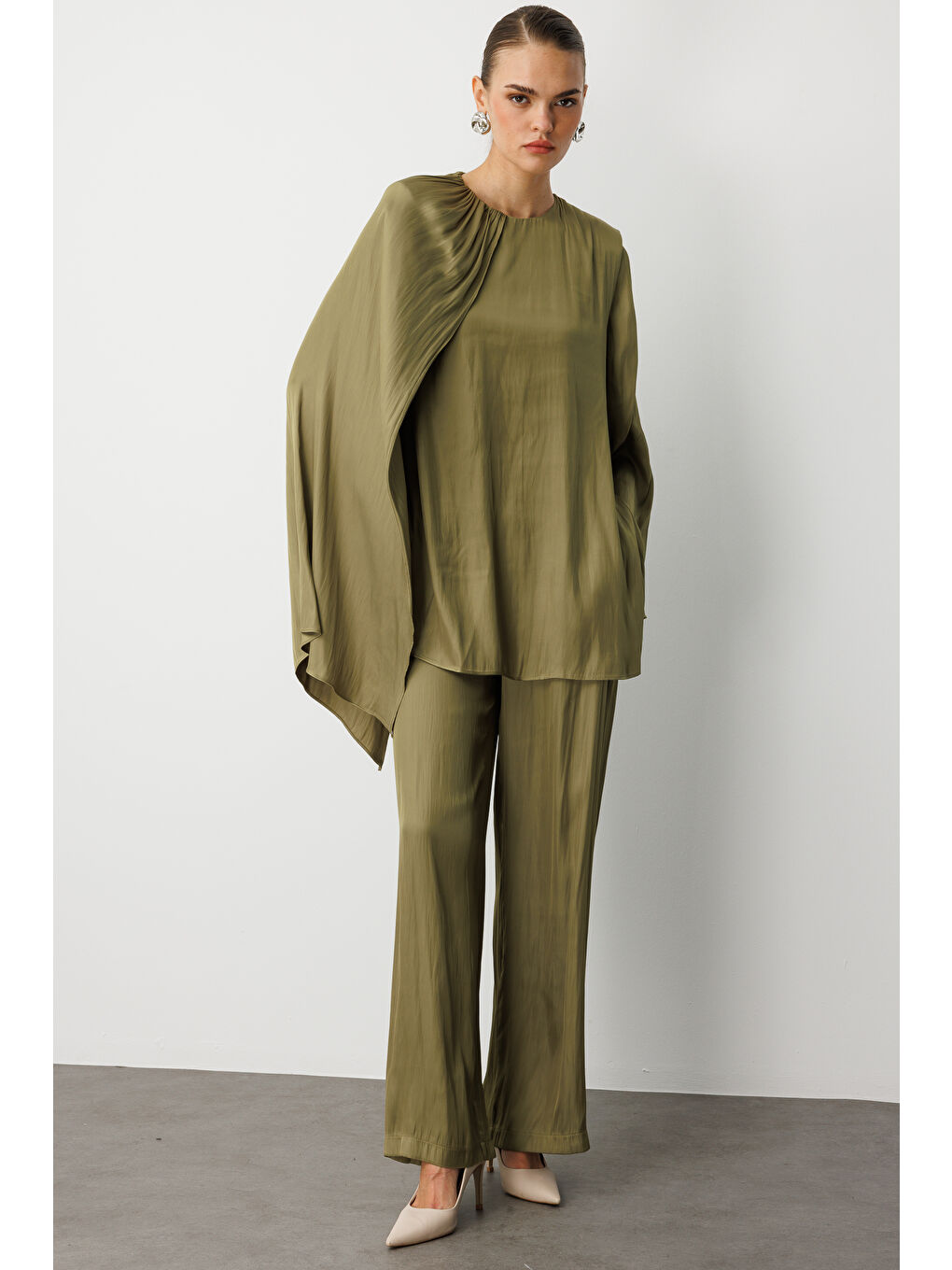 Haki Parça Pelerin Detaylı Saten Yeşil Bluz-1