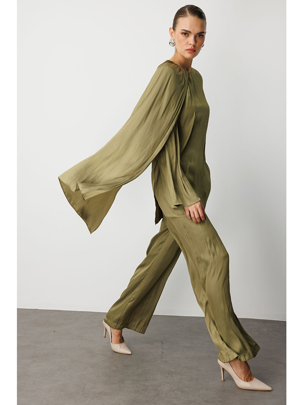 Haki Parça Pelerin Detaylı Saten Yeşil Bluz-2