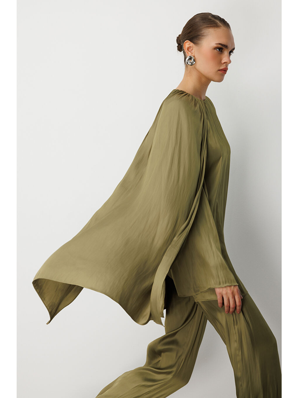Haki Parça Pelerin Detaylı Saten Yeşil Bluz-3