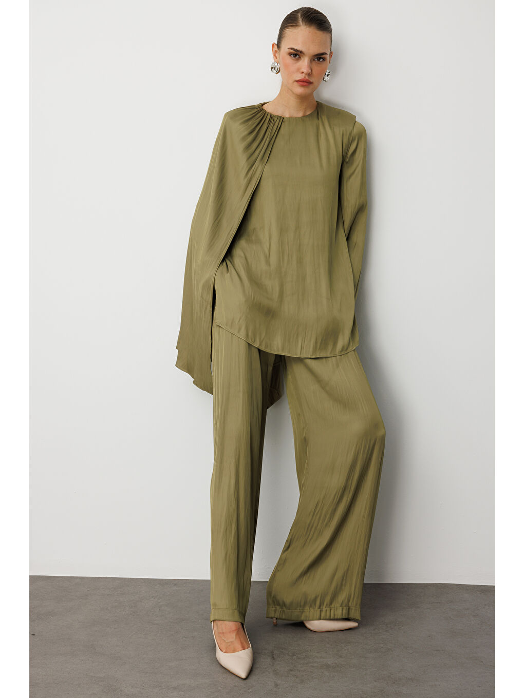 Haki Parça Pelerin Detaylı Saten Yeşil Bluz-4