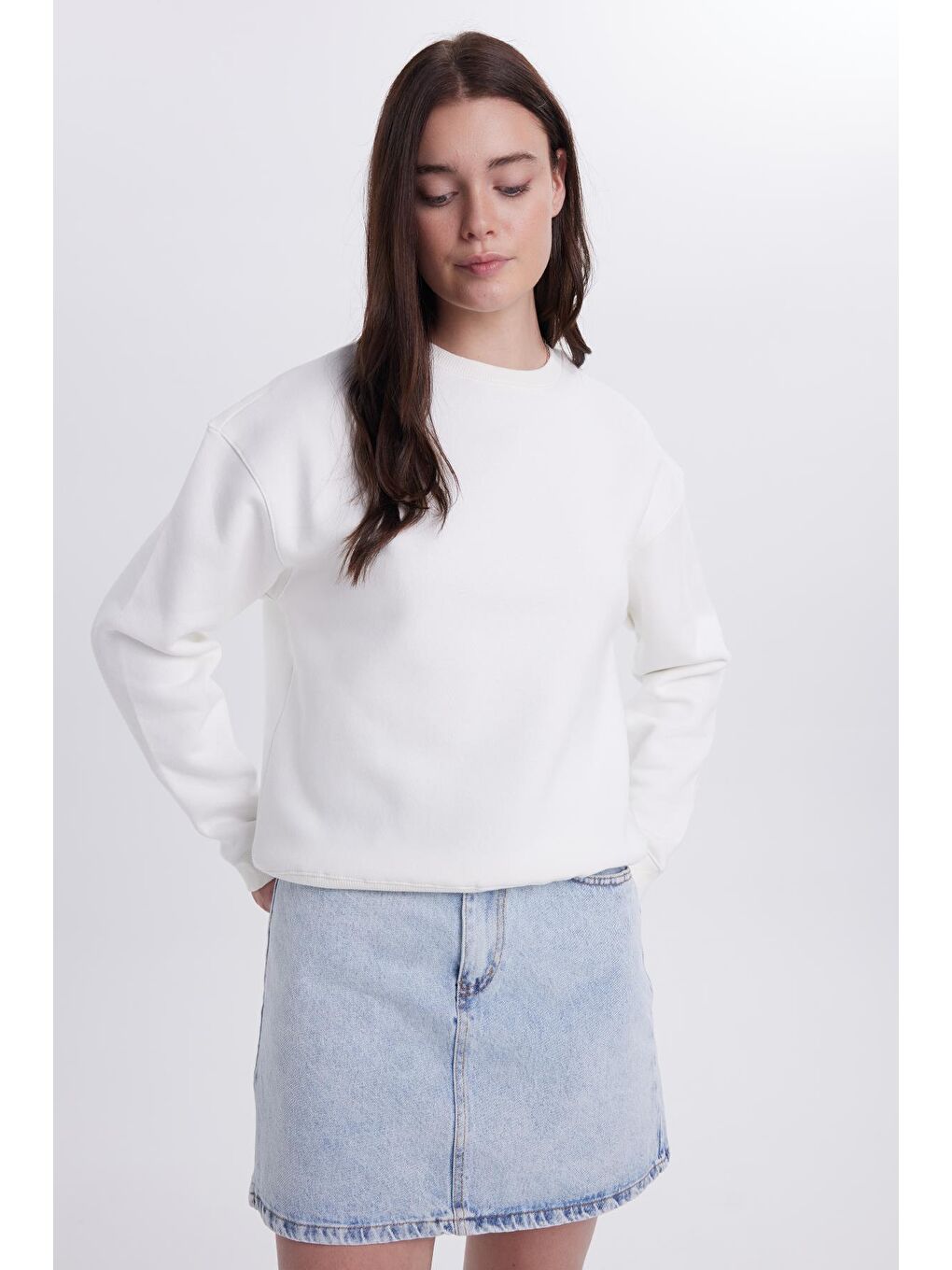 Kadın Oversize Geniş Kesim Pamuklu Bisiklet Yaka Ekru Sweatshirt-4